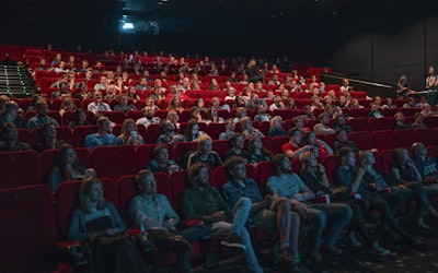 古装仙侠剧《剑魄琴心》海报，男女主角在云雾缭绕的山巅对决