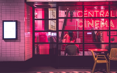 热门国产剧《时空侦探》海报，主演在未来都市中调查案件