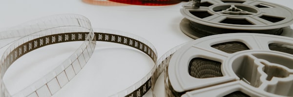 精选纪录片《海洋奥秘》海报，绚丽的珊瑚礁与鱼群