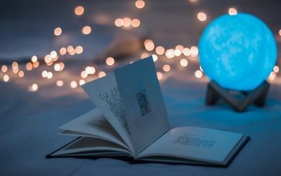 科幻剧《深空彼岸》海报，宇航员在巨大的外星飞船前显得渺小