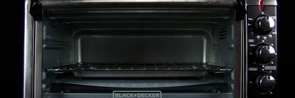 精选动画电影《星之梦》海报，小女孩与发光的奇幻生物